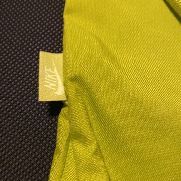 Men/women Nike draw string backpack. Zipper side pocket. BNWT Yellow/green color - Picture 2 of 6